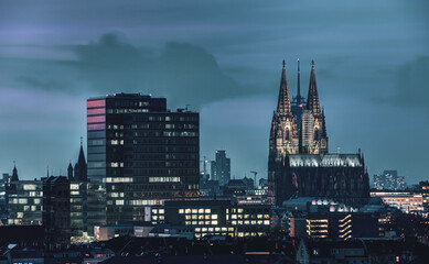 Obraz premium Panoramic view of Cologne Cathedral at the blue hour, Germany.