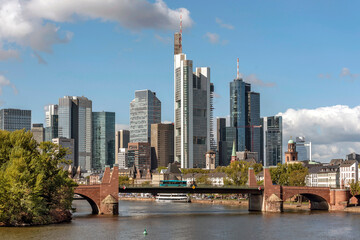 Naklejka premium Alte Brücke mit der Skyline von Frankfurt am Main