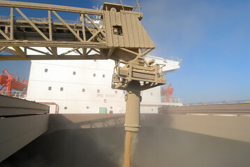Chargement de bl&eacute; sur un bateau &agrave; destination du moyen orient, port de Rouen