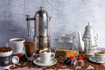 Café crudo, en granos y preparado acompañado de una cafetera clásica y demás.  