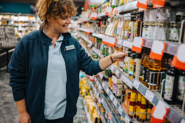 Woman working in supermarket - obrazy, fototapety, plakaty