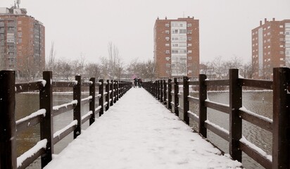 snowy bridge of lake loranca park fuenlabrada madrid during la filomena - 420291726