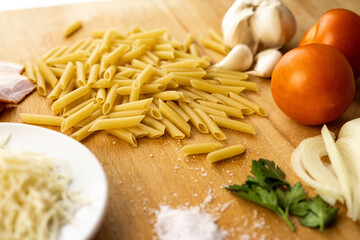 Variedad de ingredientes para una pasta de macarrones con tomate.