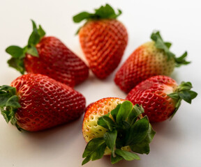 Conjunto de fresas grandes y sabrosas de temporada