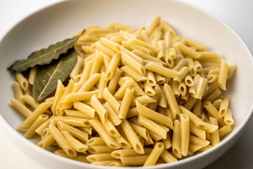 Macarrones con sal, pimienta y aceite de oliva.
