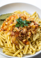 Plato casero de macarrones con tomate y queso
