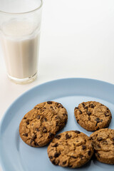 Plato de galletitas y un vaso de leche
