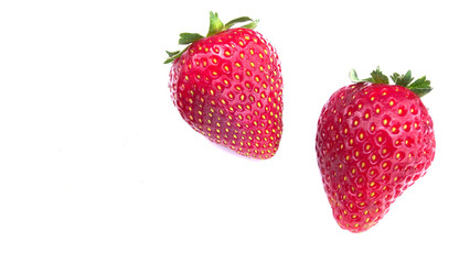 Deux fraises sur fond blanc