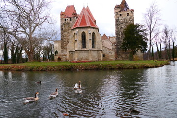 Obraz premium Schlossteich und Schlosskapelle Pottendorf