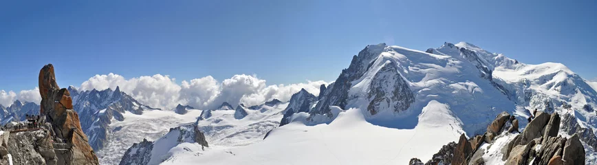 Photo sur Plexiglas Mont Blanc Panorama of pointed Italian and French dolomites with lots of snow - Mont Blanc, Chamonix, France