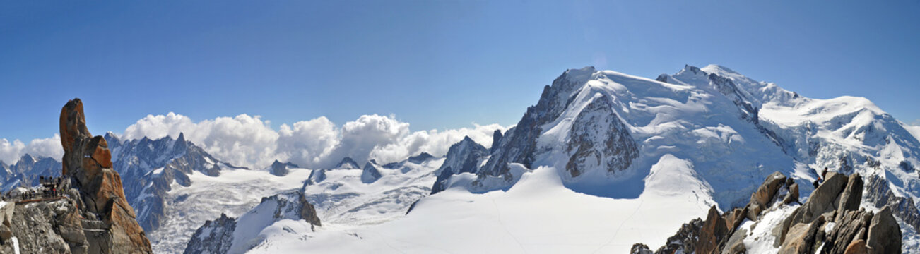 Panorama of pointed Italian and French dolomites with lots of snow - Mont Blanc, Chamonix, France © Jan
