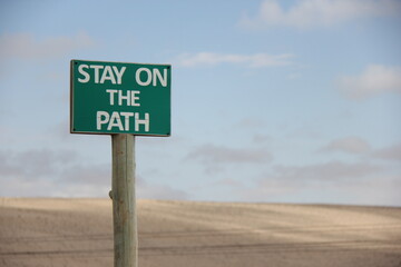 Obraz premium sign on the road, stay on the path.