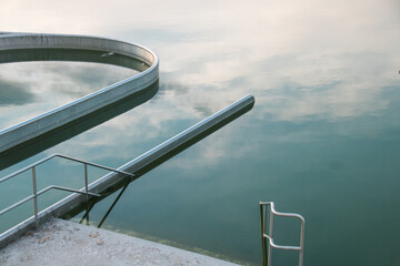 piscine fermée et vide à cause du covid-19