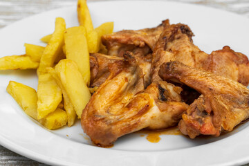 pollo asado con patatas fritas, alitas 