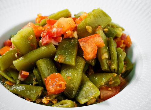 vainas con su refrito y verduras asadas
