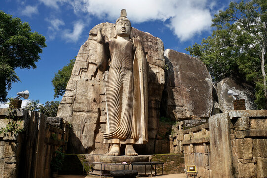 Aukana Buddha, Sri Lanka