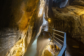 Unterwegs in der Aareschlucht bei Meiringen im berner Oberland