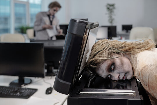 Zombie Office Bilder – Durchsuchen 3,033 Archivfotos, Vektorgrafiken und  Videos | Adobe Stock
