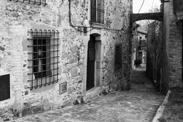 Paisajes y rincones del pequeño pueblo rustico de Sant Martí Vell, en la comarca del Gironès, de Catalunya