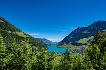 Fototapeta na wymiar View of the lake and mountains