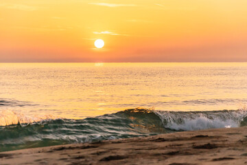 Imagen de un precioso amanecer junto al mar Mediterráneo. 