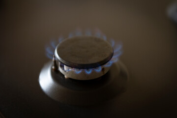 Gas hob ring with blue flames