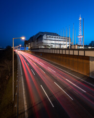 Rush Hour auf der Autobahn am beleuchteten ICC und Funkturm in Berlin am Abend - 420331382