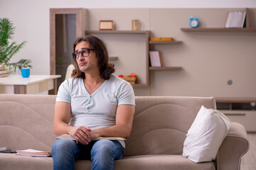 Obraz premium Young male student preparing for exams at home