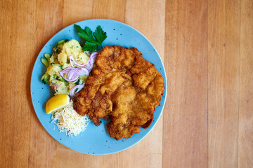 Schnitzel mit Kartoffelsalat knusprige Panade Wiener Art