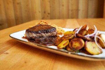 Zwiebelrostbraten Rinderfilet mit Röstzwiebeln und Bratkartoffel 
