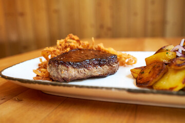 Zwiebelrostbraten Rinderfilet mit Röstzwiebeln und Bratkartoffel 