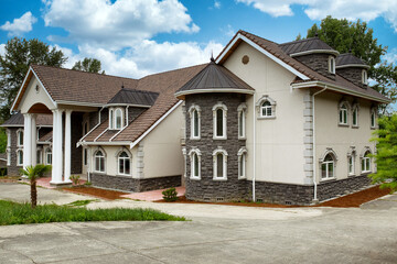 Luxury home exterior in the pacific northwest of United States © tab62