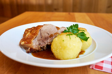 Bayrischer Schweinebraten mit Kruste und Kartoffel Knödel mit Soße