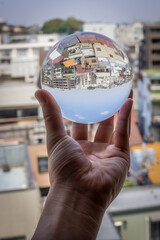 水晶越しに映る住宅地