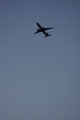 飛行機のシルエットとそらのイメージ