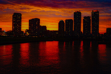 みなとみらいのマンション群と夕暮れ