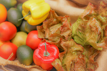 バスケットに入れられた色とりどりの野菜とフルーツ