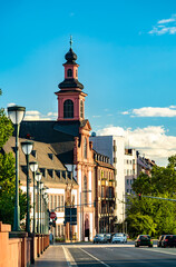 Obraz premium Church across the Old Bridge in Frankfurt, Germany