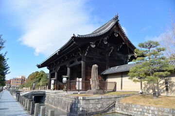 Fototapeta premium 東寺 南大門 京都市