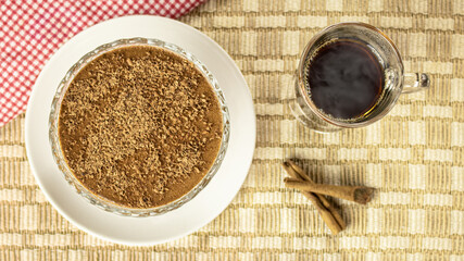 Mousse de chocolate com café.
