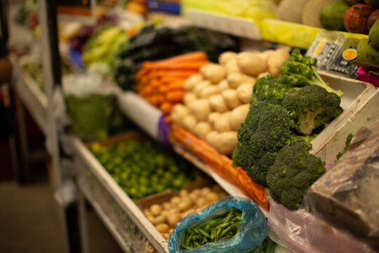 verduras, brocoli, papas, zanahorias, limones, 