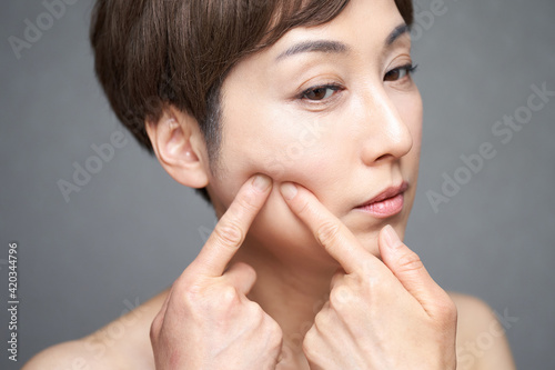 肌荒れを気にする中年の日本人女性 Wall Mural Wallpaper Murals Mapo