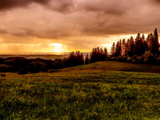 Der Sonnenuntergang auf dem Auerberg in Bernbeuren kurz vor einem Sommergewitter