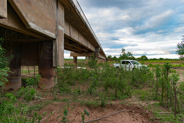 Fototapeta na wymiar camioneta bajo el puente chaco - formosa que cruza el río Bermejo