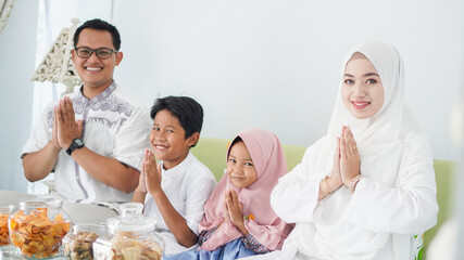 Asian Muslim families celebrate Eid together while enjoying with apology gestures