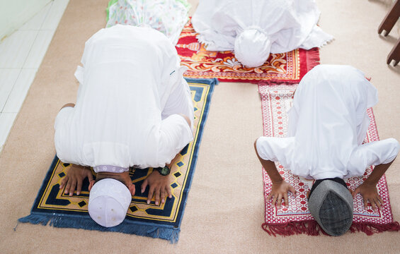 A Muslim Family Consisting Of Parents And Children Movement Prostrating