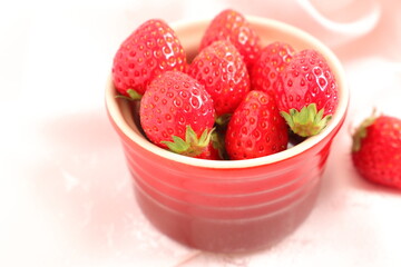 赤い器に入った小粒のいちご