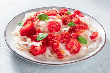 Konjac pasta with tomatoes and basil, a low-calorie meal