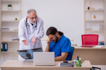 Obraz premium Two doctors working in the clinic