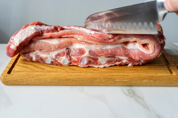мясо свиньи лежащее на разделочной доске готовое к дальнейшей готовке